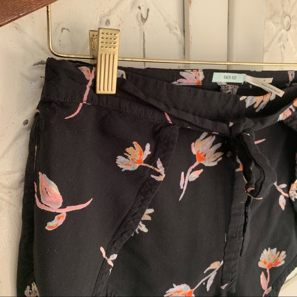 Kimchi Blue Whitney Floral Wrap Short - Picture 10 of 16